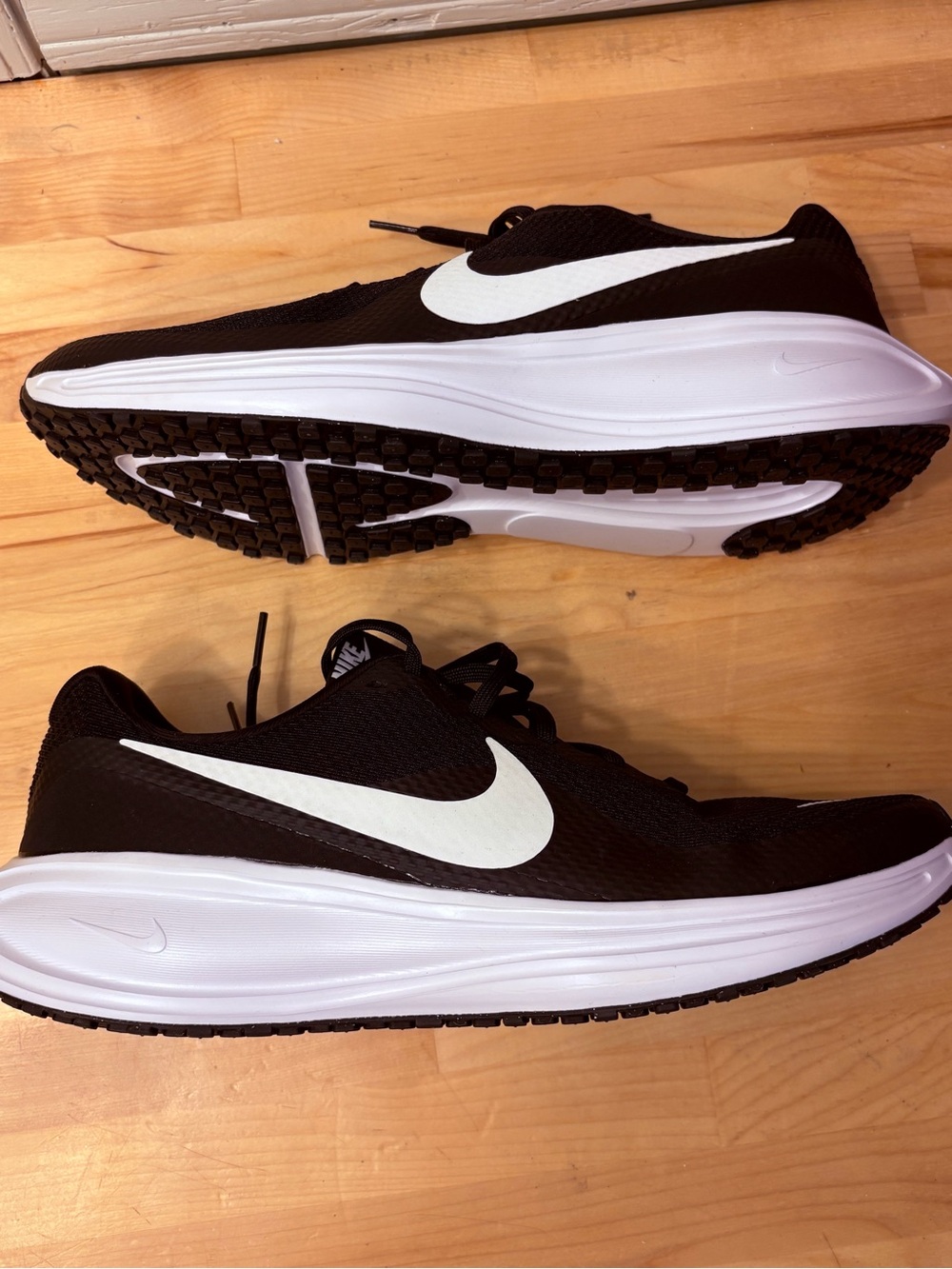Nike Men’s Black and White Athletic Running Shoes - Picture 7 of 8